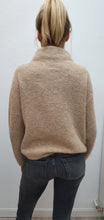 Afbeelding in Gallery-weergave laden, INITIUM knitwear sweater - Sand Beige
