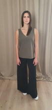 Afbeelding in Gallery-weergave laden, NAOMI Ultimate Basic Top - Military Green
