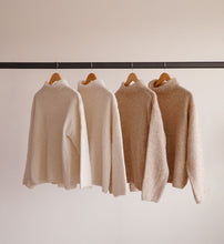 Afbeelding in Gallery-weergave laden, INITIUM knitwear sweater  -  Off White
